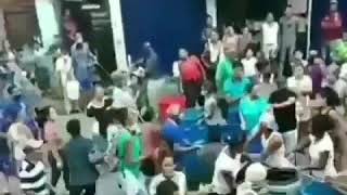 #UltimasNoticias Sucedió  en #Venezuela, tal como pasa en #Cuba gente peleando por un trago de agua.