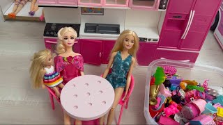 Barbie mutfağına mutfak eşyalarını yerleştirdim