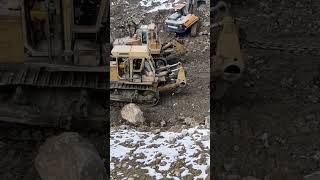 Поднятие бульдозера со дна озера . komatsu 355