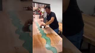 Cara finishing meja epoxy river table kayu Mahogany.