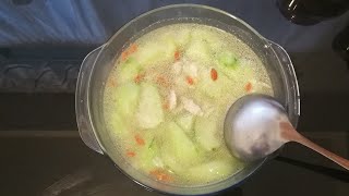 枸杞水瓜肉片汤 Loofah Soup with Goji 一款简单快速的家常汤，嫩水瓜肉质柔滑，口味清淡鲜美!