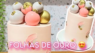 BOLO FEMININO COM FOLHAS DE OURO E ESFERAS DE CHOCOLATE