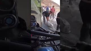 Lorry accident at kardungla pass 😱 see how we crossed the road  😂| Road blocked