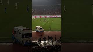 semoga baik2 saja. ambulance masuk lapangan GBK evakuasi pemain Filipina