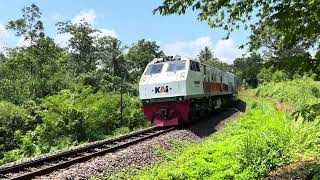 Kereta Baturraden Ekspres melintas jalur jembatan Cirahong