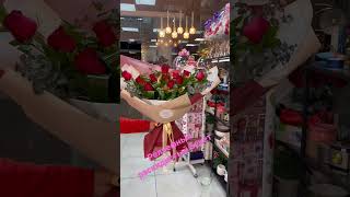 Раскидистый букет по спирали в корейской плёнке #флористика #flowerdesign #bouquet #colors #