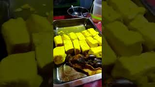 makan pecel ayam makyus