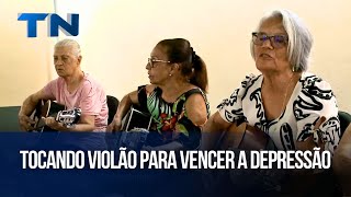 Tocando violão para vencer a depressão