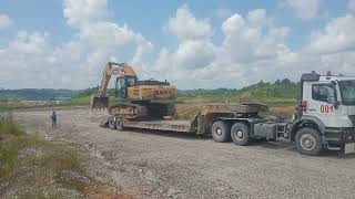 Excavator turun dari lowboy trailer