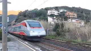 Frecciargento e Treno regionale Vivalto alla Stazione FS di Moneglia Genova, Liguria, Italia