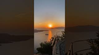 Did we find the best dinner sunset view in Santorini? #santorinisunset #sunsetview #travelguide #oia