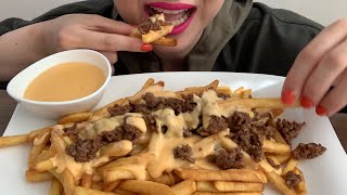 Asmr eating French Fries with Cheddar cheese sauce|موکبانگ سیب زمینی سوخاری با دیپ پنیر چدار