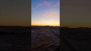 Atardecer en montañas del desierto de Marruecos: cálidos colores, sombras intrigantes.