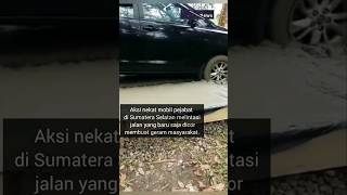 Detik-detik Mobil Kepala Dinas Pemuda dan Olahraga Kabupaten Lubuklinggau,Terobos Jalan Coran