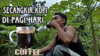 Menikmati secangkir kopi di pagi hari