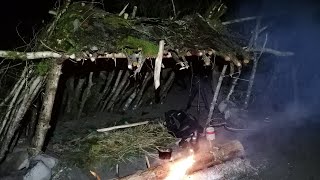 Übernachten im Februar bei REGEN / OHNE SCHLAFSACK / shelter bauen / Overnighter in the RAIN