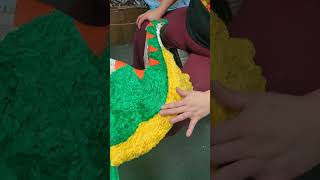 haber aprendido esta tecnica fue lo mejor miren como va quedando la piñata dinosaurio