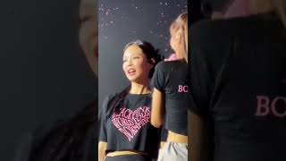 Jennie accidentally touched Lisa's ... #BLACKPINK #JENLISA