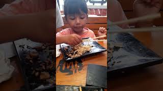 makan mie gacoan, susah pake sumpit #shortfyp #shortvideo #videofyp