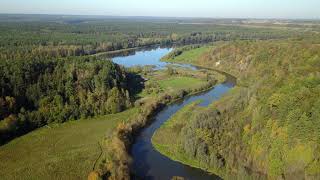 Virš Lietuvos: Verknės slėnis ir Paverknių piliakalnis rudenėjant. Drone 4K Lithuanian nature aerial