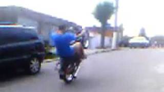 Andre empinando a moto