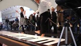 THE ENTERTAINER - GIANT FOOT PIANO