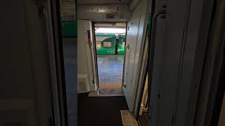 Chiusura porta treno Intercity (dall'interno)