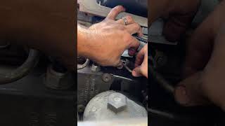 Detroit injector pass through seal leak and replacement/ quick tip #freightliner #detroitengine