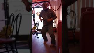 El tio botas bailando