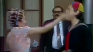 Chaves - Dona Florinda dá um tapão na cara de Quico acidentalmente