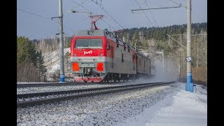 Грузовые и пассажирские поезда сквозь метель на станции "Косачи"