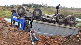 Перевернули новый самосвал Scania  8х4 / Грузовой эвакуатор