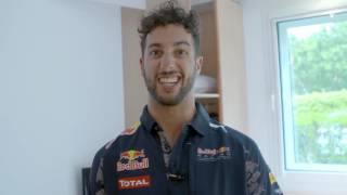 Daniel Ricciardo joins the #GetitOnChallenge | Pepe Jeans