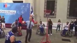 Pinñera fail intenta encestar una canasta