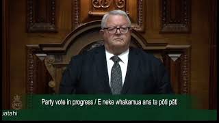 #newzealand: #māori MP started a #haka to protest bill that would reinterpret a 184-year-old treaty.