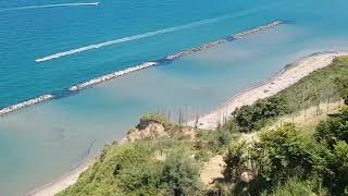 Fiorenzuola di Focara grazioso Borgo a picco sul mare e la splendida spiaggia