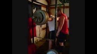 665 lbs beltless squat