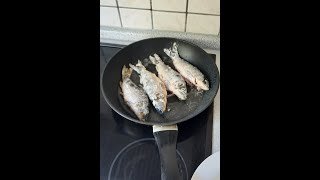 Carps in a frying pan.Карпики на сковородке. #shorts .