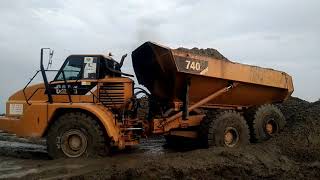 CAT D8R Bulldozer | The truck is bringing soil and I put it away