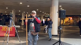 Herren är med mig, han är min hjälpare. Sergels torg plattan Stockholm 2024-10-23