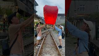 😍Releasing sky lanterns in ShiFen Old Street is the most fun thing ever we did in our Taiwan trip! 🏮