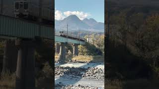 ある秋の日の上越線下り電車と榛名山 #鉄道 #train #汽笛 #榛名山 #利根川 #群馬