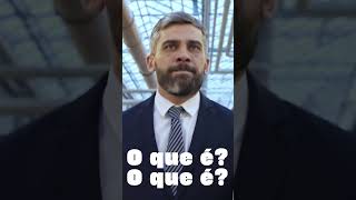 O que é que balança quando um homem anda? - Charada