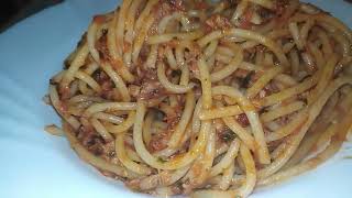 Spaghetti con polpa di pomodoro, tonno, alici, aglio e prezzemolo.