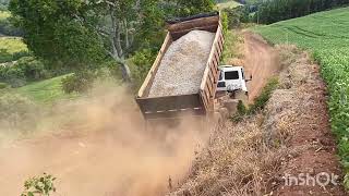 Carregando pedra e cascalhando estrada