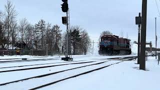 Ц36-7и 1531 проезжает станцию Вайвара/ C36-7i 1531 passing Vaivara station