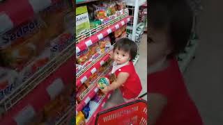 ibu kecil belanja