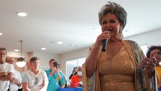 Drag-Queens erwünscht: LGBTQ-Seniorenresidenz in Texas eröffnet