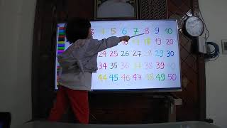 Su Quynh Anh practices counting the numbers from 1 to 50