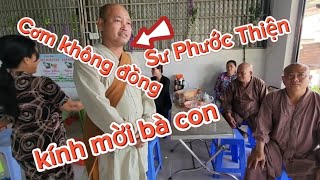 Bà con Phật Tử và các sư đến ủng hộ Quán Cơm không đồng của sư Phước Thiện bà con rất mừng